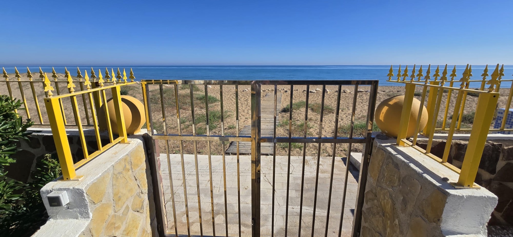 Acceso desde la urbanización hacia la playa