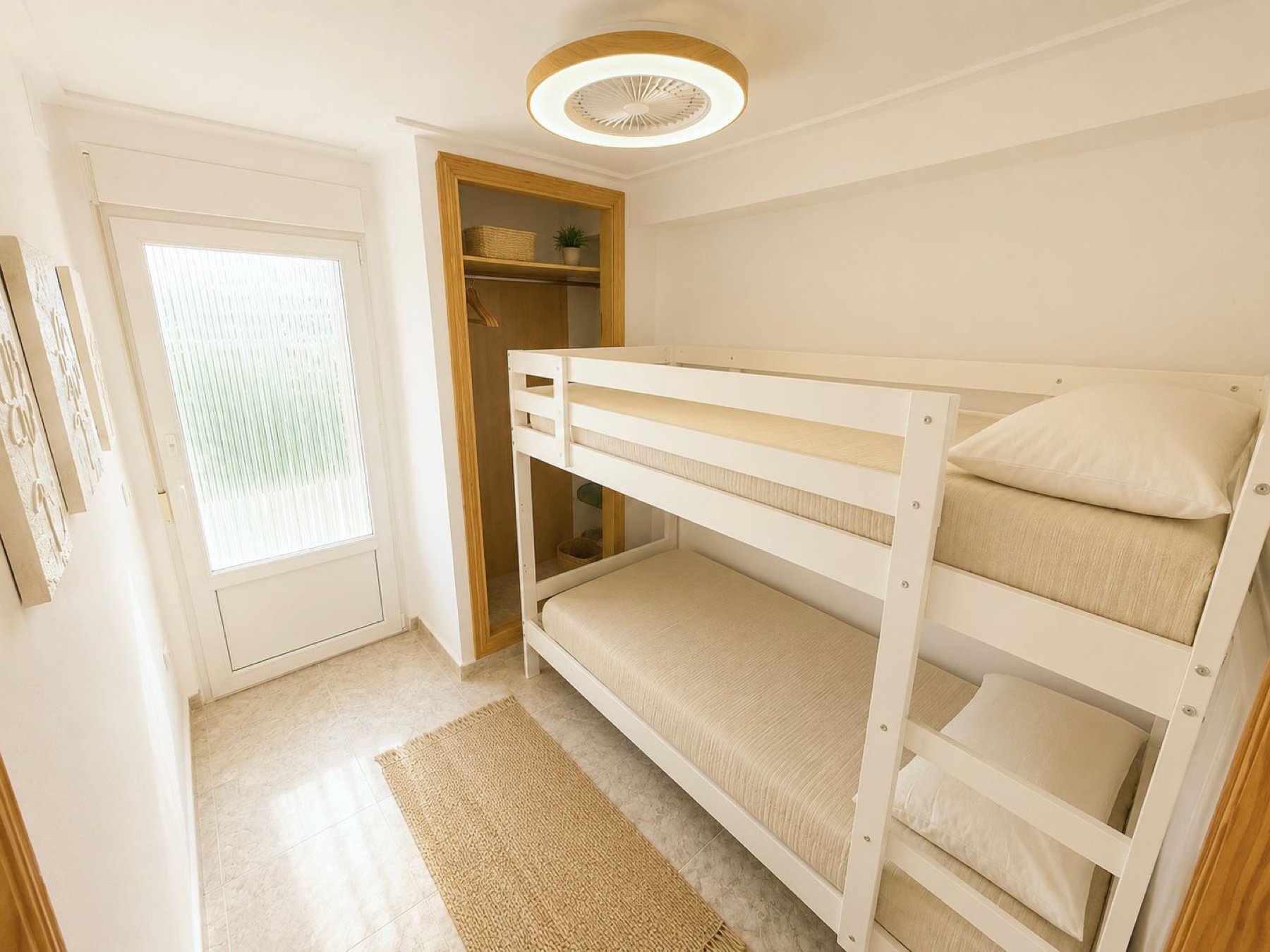 Habitación con litera blanca