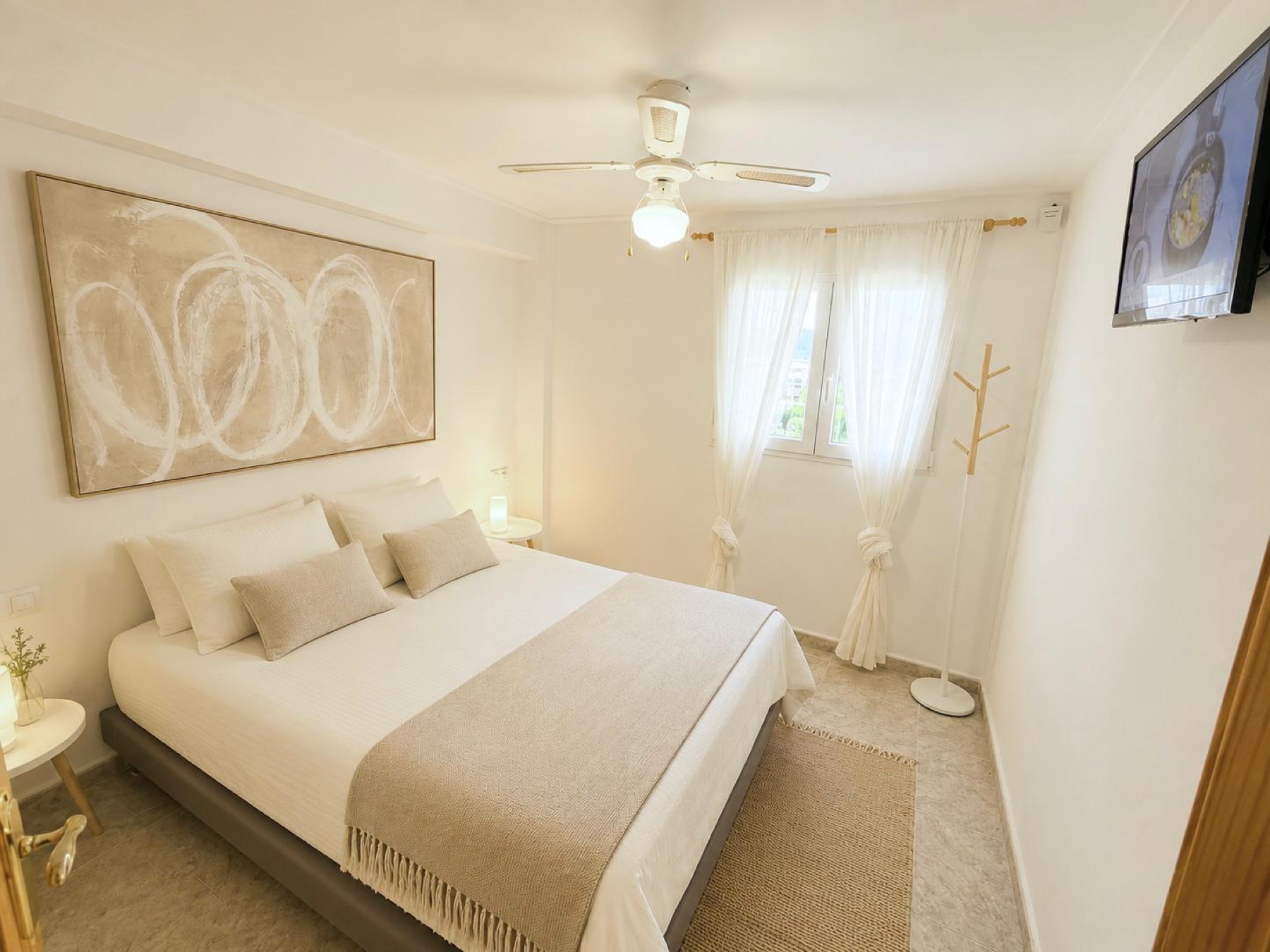 Dormitorio doble con tonos claros